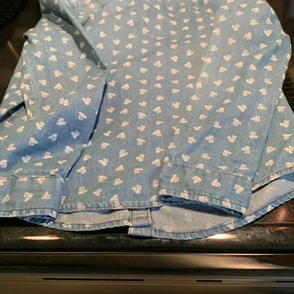 Gap, medium weight, long sleeve 100%  cotton button-down shirt - Picture 7 of 11